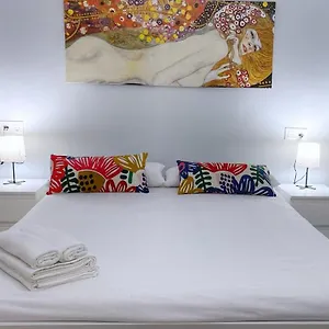 https://urban-flat-reformado-con-escritorio-trabajo-y-wifi.sansebastianhotels.net